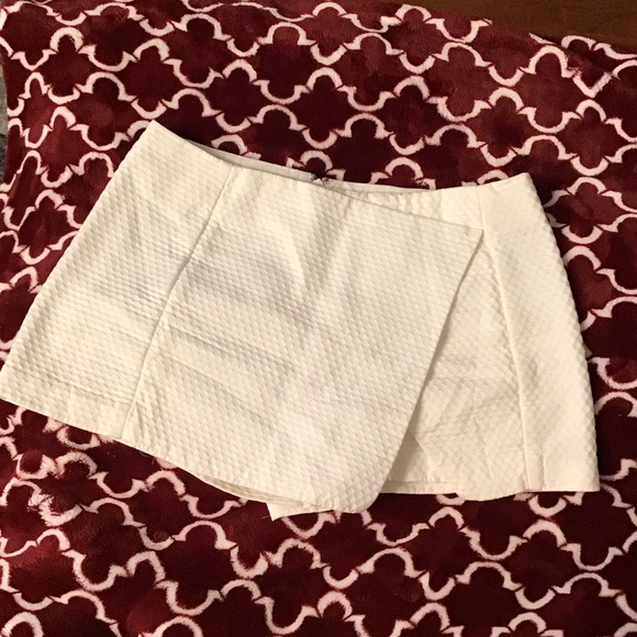 Lilly Pulitzer Pants - Lily Pulitzer cream Textured Skort(small), sexy but classy!!